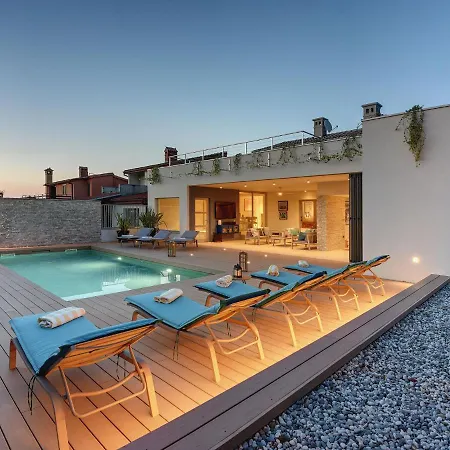 Villa In With Pool And Sea View *