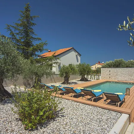 In With Pool And Sea View Štinjan