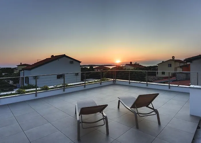 In With Pool And Sea View Stinjan