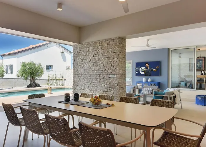 In With Pool And Sea View Vila Stinjan