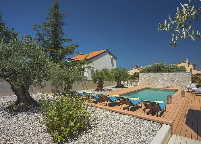 In With Pool And Sea View Stinjan