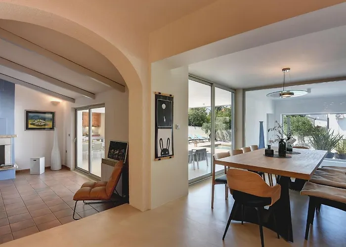 In With Pool And Sea View