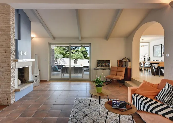 Vila In With Pool And Sea View *