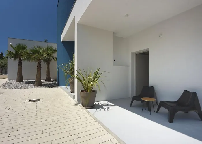 In With Pool And Sea View Stinjan