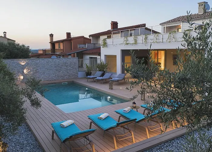 In With Pool And Sea View Vila