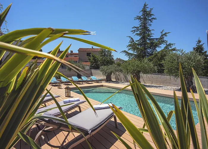 In With Pool And Sea View Vila