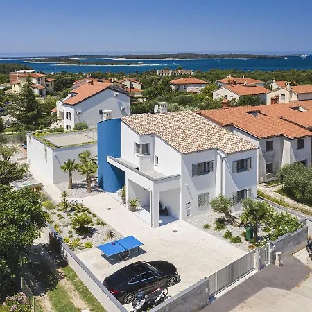 In With Pool And Sea View Villa *