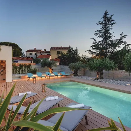 In With Pool And Sea View *