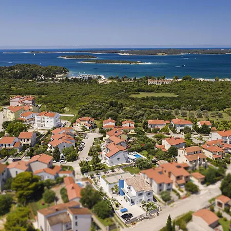 In With Pool And Sea View Štinjan