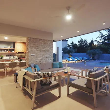 In With Pool And Sea View