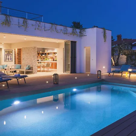 In With Pool And Sea View