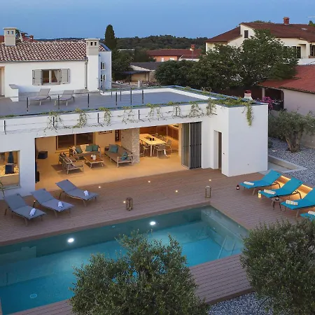 Villa In With Pool And Sea View *